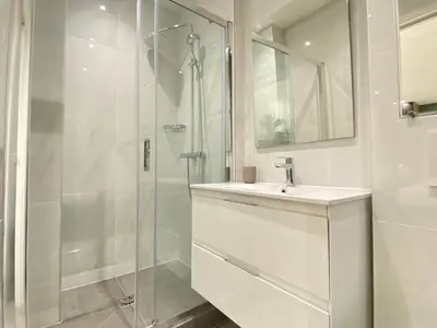 Salle de bains dans l'établissement GuestReady - Sleek emerald escape in the 13th arr.