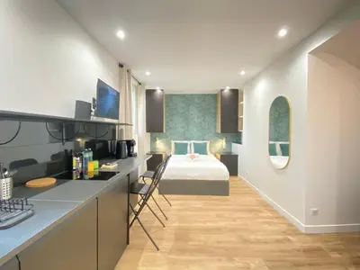 Un ou plusieurs lits dans un hébergement de l'établissement GuestReady - Sleek emerald escape in the 13th arr.