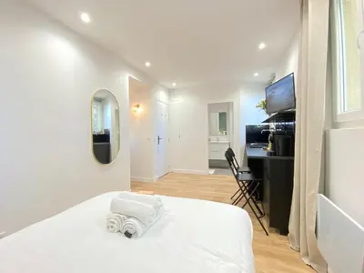 Télévision ou salle de divertissement dans l'établissement GuestReady - Sleek emerald escape in the 13th arr.