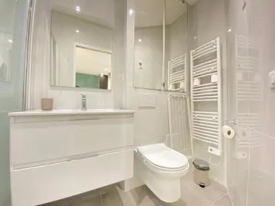 Salle de bains dans l'établissement GuestReady - Sleek emerald escape in the 13th arr.
