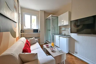 Cuisine ou kitchenette dans l'établissement Petit studio pratique Neuilly-sur-Seine - II