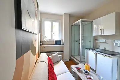 Cuisine ou kitchenette dans l'établissement Petit studio pratique Neuilly-sur-Seine - II