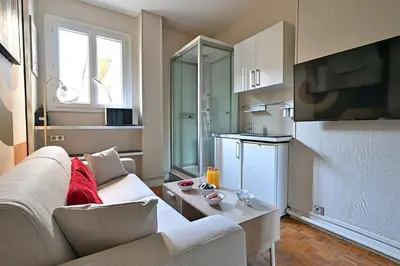 Télévision ou salle de divertissement dans l'établissement Petit studio pratique Neuilly-sur-Seine - II