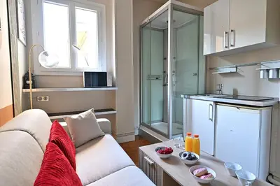 Cuisine ou kitchenette dans l'établissement Petit studio pratique Neuilly-sur-Seine - II