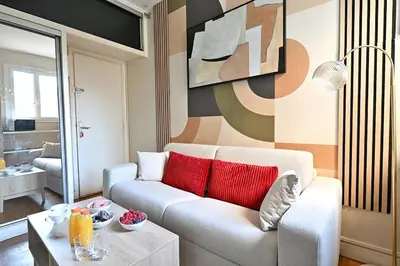 Coin salon dans l'établissement Petit studio pratique Neuilly-sur-Seine - II