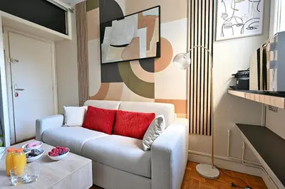 Coin salon dans l'établissement Petit studio pratique Neuilly-sur-Seine - II