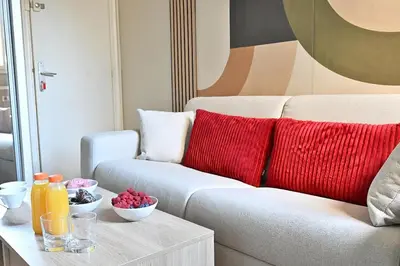 Coin salon dans l'établissement Petit studio pratique Neuilly-sur-Seine - II