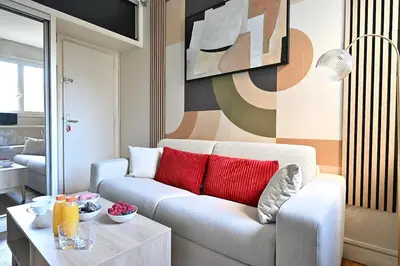 Coin salon dans l'établissement Petit studio pratique Neuilly-sur-Seine - II
