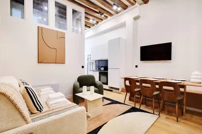 Télévision ou salle de divertissement dans l'établissement Les Halles - Grands Boulevards Stylish 2BR - 6P