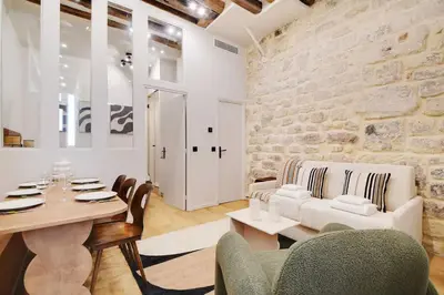 Coin salon dans l'établissement Les Halles - Grands Boulevards Stylish 2BR - 6P