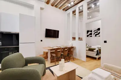 Télévision ou salle de divertissement dans l'établissement Les Halles - Grands Boulevards Stylish 2BR - 6P