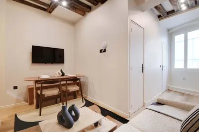 Télévision ou salle de divertissement dans l'établissement Les Halles - Grands Boulevards Cozy 1BR - 4P