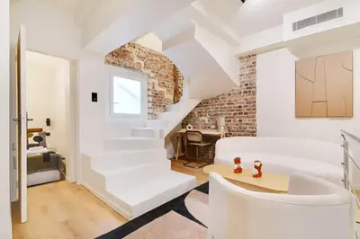 Coin salon dans l'établissement Les Halles - Grands Boulevards Renovated 3BR - 8P