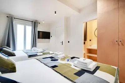 Un ou plusieurs lits dans un hébergement de l'établissement Les Halles - Grands Boulevards Renovated 3BR - 8P