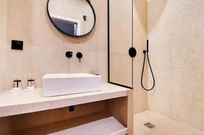 Salle de bains dans l'établissement Les Halles - Grands Boulevards Renovated 3BR - 8P