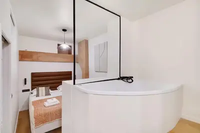 Salle de bains dans l'établissement Les Halles - Grands Boulevards Renovated 3BR - 8P