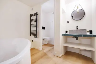 Salle de bains dans l'établissement Les Halles - Grands Boulevards Renovated 3BR - 8P
