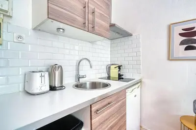 Cuisine ou kitchenette dans l'établissement Studio proche Alesia - Thibaud -III