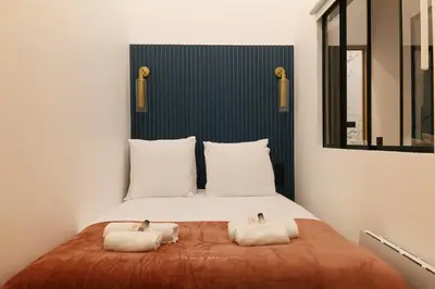 Un ou plusieurs lits dans un hébergement de l'établissement Lavie Maison Marais AC Hot Tub