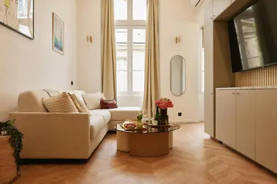 Coin salon dans l'établissement Lavie Maison Marais AC Hot Tub