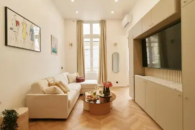 Télévision ou salle de divertissement dans l'établissement Lavie Maison Marais AC Hot Tub