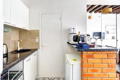 Cuisine ou kitchenette dans l'établissement 5016 Suite Saint-Jacques - Cosy studio Paris 5th