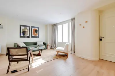 Coin salon dans l'établissement Appartement chic et tendance au cœur du Marais vibrant
