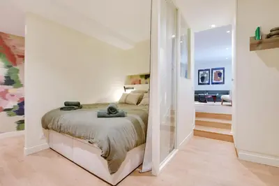 Un ou plusieurs lits dans un hébergement de l'établissement Appartement chic et tendance au cœur du Marais vibrant