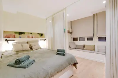 Un ou plusieurs lits dans un hébergement de l'établissement Appartement chic et tendance au cœur du Marais vibrant
