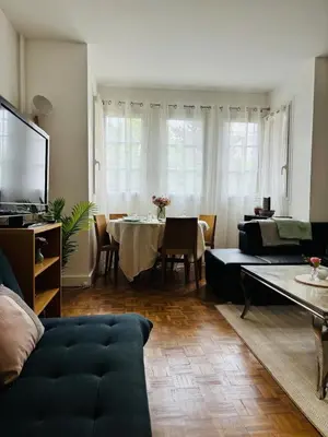 Télévision ou salle de divertissement dans l'établissement Nid Asnières escapade cosy aux portes de Paris