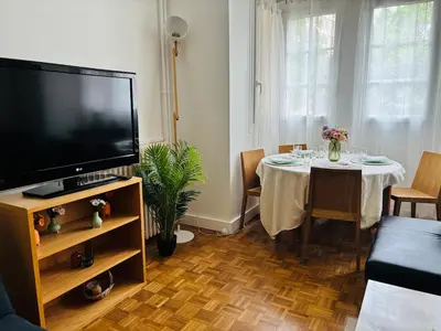 Télévision ou salle de divertissement dans l'établissement Nid Asnières escapade cosy aux portes de Paris