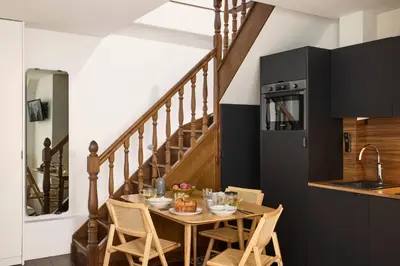 Cuisine ou kitchenette dans l'établissement Un 1-Ch/1-SdB Confortable- Place des Vosges