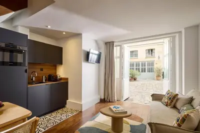 Cuisine ou kitchenette dans l'établissement Un 1-Ch/1-SdB Confortable- Place des Vosges