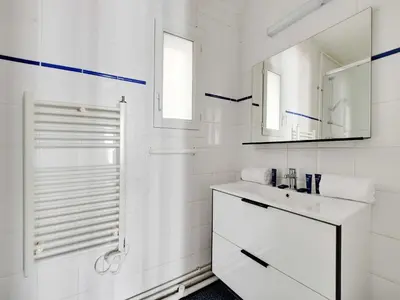 Salle de bains dans l'établissement Bright apartment - 2BR-4P - Belleville