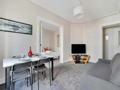 Télévision ou salle de divertissement dans l'établissement Bright apartment - 2BR-4P - Belleville
