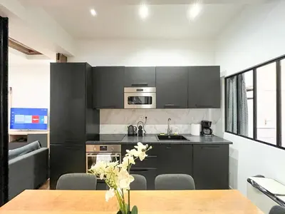 Cuisine ou kitchenette dans l'établissement Urban Flat 67 - Spacious Flat in Central Paris