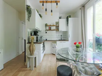 Cuisine ou kitchenette dans l'établissement Charming 1BR - 2P Apartment Gateway to Paris