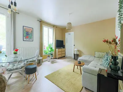 Télévision ou salle de divertissement dans l'établissement Charming 1BR - 2P Apartment Gateway to Paris