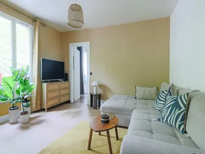Télévision ou salle de divertissement dans l'établissement Charming 1BR - 2P Apartment Gateway to Paris