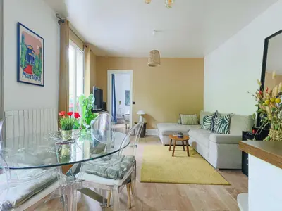 Coin salon dans l'établissement Charming 1BR - 2P Apartment Gateway to Paris