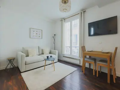 Télévision ou salle de divertissement dans l'établissement Charming studio - 2P- Parc Monceau