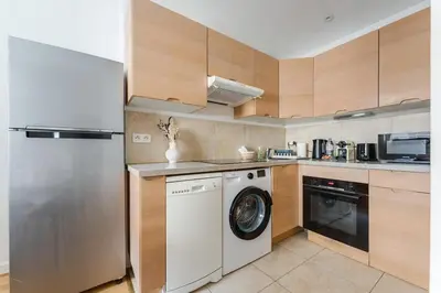 Cuisine ou kitchenette dans l'établissement Trocadero 1Bedroom 4 people