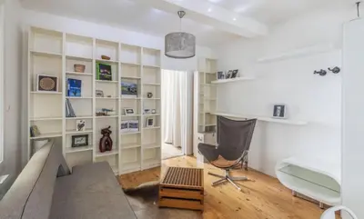 Coin salon dans l'établissement Beautifully renovated 17th Paris apartment