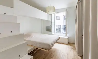 Un ou plusieurs lits dans un hébergement de l'établissement Beautifully renovated 17th Paris apartment