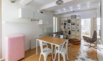 Coin salon dans l'établissement Beautifully renovated 17th Paris apartment