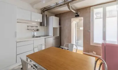 Cuisine ou kitchenette dans l'établissement Beautifully renovated 17th Paris apartment