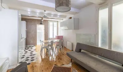 Coin salon dans l'établissement Beautifully renovated 17th Paris apartment