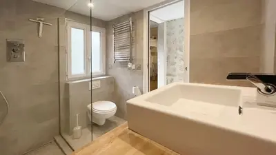 Salle de bains dans l'établissement Beautifully renovated 17th Paris apartment
