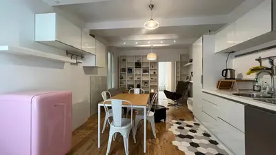 Cuisine ou kitchenette dans l'établissement Beautifully renovated 17th Paris apartment