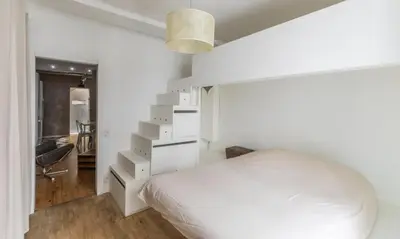 Un ou plusieurs lits dans un hébergement de l'établissement Beautifully renovated 17th Paris apartment